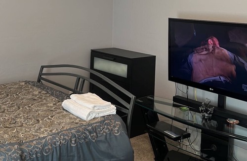 El Mirage House | LOVELY PRIVATE ROOMS PRIVATE BATHS IN A HOUSE
