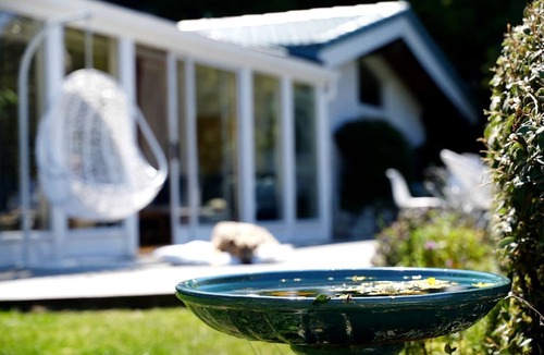 Sunshine Bay Cottage | Lovely Queenstown Accommodation with Lake Views