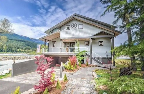 Packwood Cabin | LOVELY RIVER HOUSE - Packwood, Washington