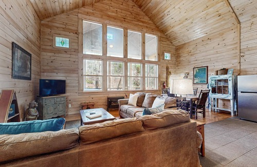 Blue Ridge Cabin | Lovely riverfront cabin in secluded setting w/private hot tub, deck, & firepit