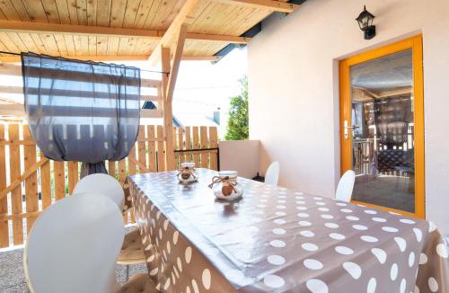 Zirovnica Apartment | Lovely Rustic House Pr' Čut