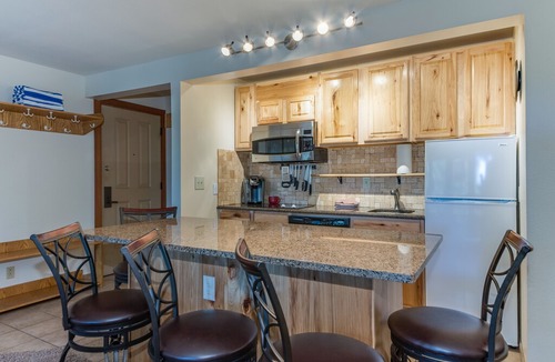Bend Condo | Lovely Second Floor Seventh Mountain Resort Condo DCCA#076