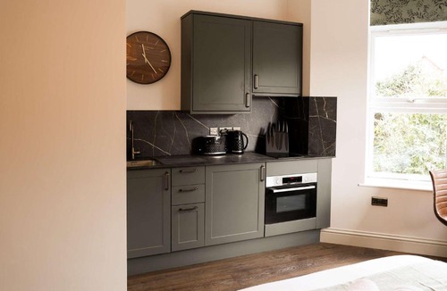Hanham Apartment | Lovely Studio Flat on Bath Road - Flat 6