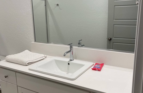 Hanford Apartment | Lovely studio in charming Hanford perfect for getaway