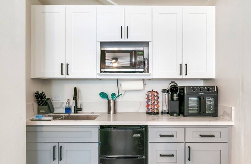 Riverside Apartment | Lovely Studio (Unit B) 2.9 mil to Kaiser Permanente Unit B