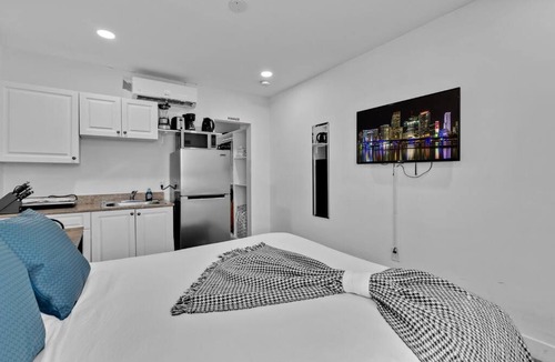 Hollywood South Central Beach Apartment | Lovely Studio Walking Distance To Ocean - Suite 7