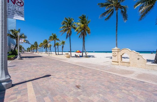 Hollywood South Central Beach Apartment | Lovely Studio Walking Distance To Ocean - Suite 8