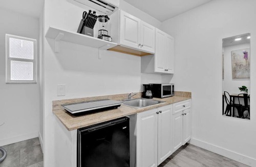 Hollywood South Central Beach Apartment | Lovely Studio Walking Distance To Ocean - Suite 8