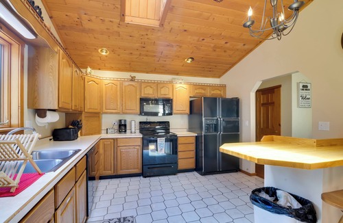 Terra Alta Cabin | Lovely Terra Alta Cabin < 1 Mi to Alpine Lake