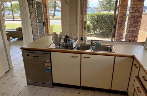 Buddina House | Lovely Waterfront Beach House, Pet-Friendly