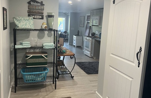 New Franklin Apartment | Lovely waterfront 2 bedroom apartment