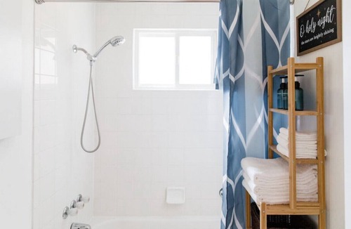 Juanita House | Lovely wooden home in urban walking to beach park