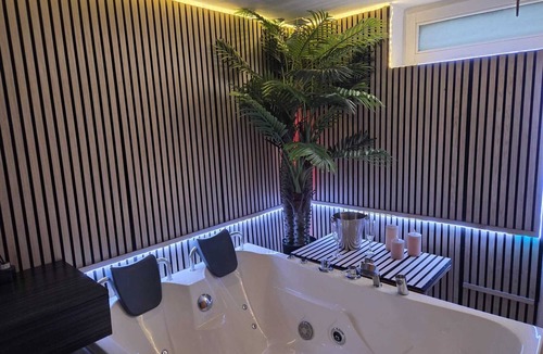 Waterloo Apartment | LoveRoom Waterloo - Romantic Suite with Jacuzzi & Sauna near Brussels