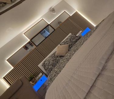 Waterloo Apartment | Loveroom waterloo, Suite romantique avec Jacuzzi et sauna privatifs