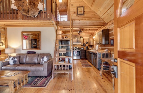 Cave Spring Cabin | Lovers paradise 15 Min from Rome Georgia! Lower Rates!