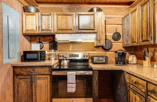 Cave Spring Cabin | Lovers paradise 15 Min from Rome Georgia! Lower Rates!