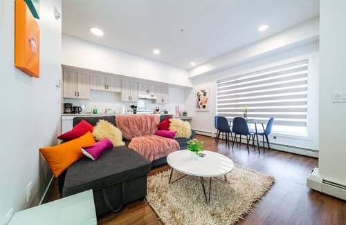 West Edmonton Apartment | LoversTropicalBahamasStudioKingU/GWifi