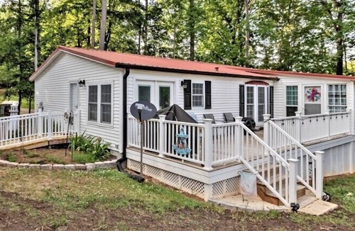 Bracey House | Lovin` Lake Life! Waterfont Views | Pet Friendly