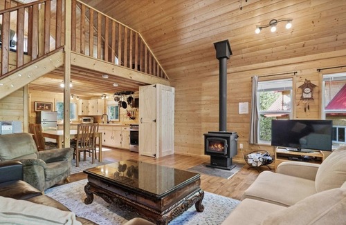 Central Alberta Cabin | *Low Season Pricing!* Cozy Cabin Retreat - Reconnect with Nature in Comfort!