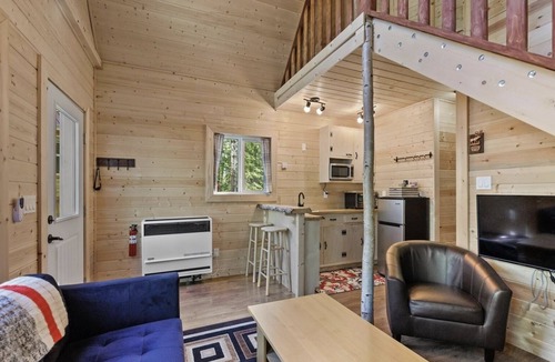 Central Alberta Cabin | *Low Season Pricing!* Cozy Cabin Retreat - Reconnect with Nature in Comfort!