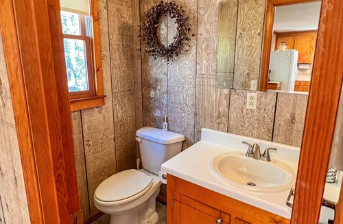 Laurel Springs Cabin | LOW SPRING RATES! Peak Creek Cabin - Creek, Outdoor Space &Wi-Fi