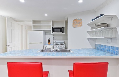 San Jacinto House | Low Tide | Studio Apartment Near UTMB and Seawall