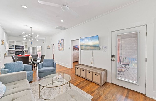 San Jacinto House | Low Tide | Studio Apartment Near UTMB and Seawall
