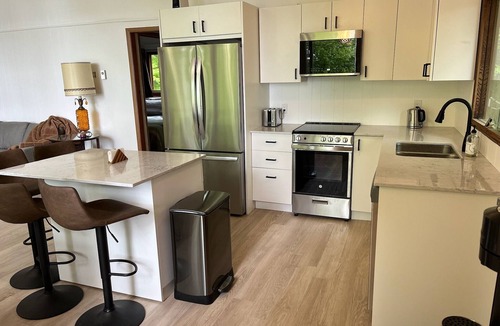Delta Cottage | Lower Beverley Lake Beautifully renovated 3 bedroom 4 season lakeside cottage