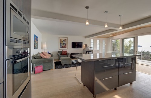 Gibsons House | Lower Gibsons Beachfront Ocean 3 Br Home,- Hot tub, Fire Bowl Walk to Town