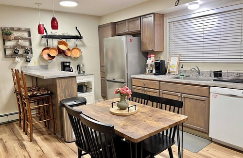 Tudor Area Apartment | Lower Grape, Midtown Home 3bed&1bath