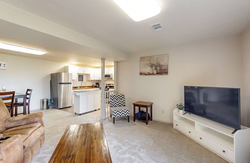 Silverdale House | Lower level duplex with patio, mountain views and W/D