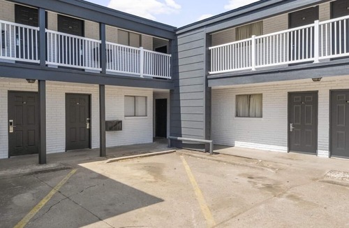 Tulsa Apartment | LTA Suites Brookside