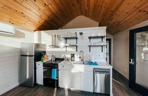 Dillon Cabin | lturas 2: Clean, Modern 2BR Cabin, Big Windows for Big Mountain View’s