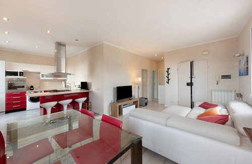 Quarto dei Mille Apartment | Luce Chiara Home with Private Garden, Near Gaslini, Wi-Fi and Air Conditioning