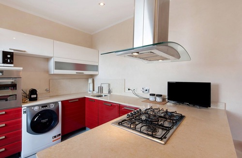 Quarto dei Mille Apartment | Luce Chiara Home with Private Garden, Near Gaslini, Wi-Fi and Air Conditioning