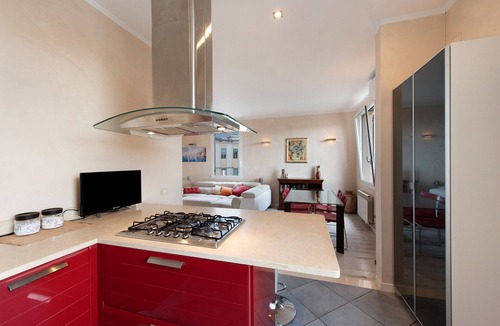 Quarto dei Mille Apartment | Luce Chiara Home with Private Garden, Near Gaslini, Wi-Fi and Air Conditioning