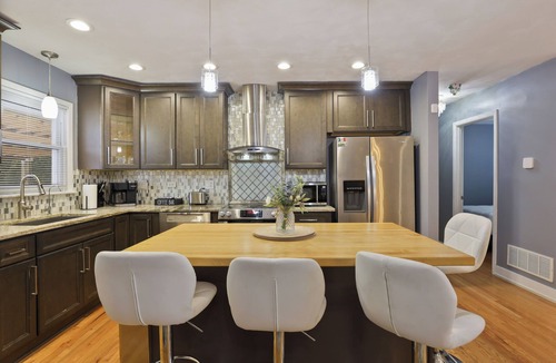Elmhurst House | Lucky: 3BR - 2BT Spacious House!