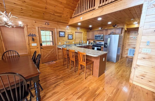 Grassy Creek Cabin | Lucky Hill Hideaway -3BR/2.5BA w/Hot Tub Near New River
