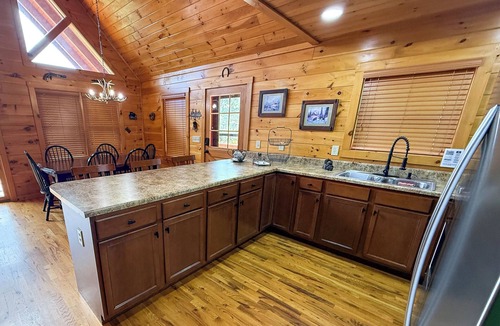 Grassy Creek Cabin | Lucky Hill Hideaway -3BR/2.5BA w/Hot Tub Near New River