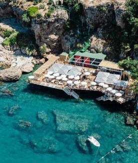 Eski Lara Hotel | Lucky Monkey Hotel