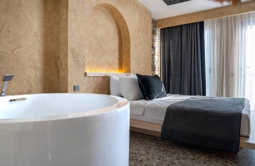 Eski Lara Hotel | Lucky Monkey Midi Hotel