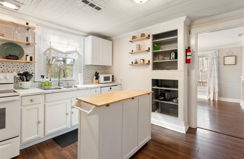 Rossville Cottage | Lucky's Cottage | Hot Tub +Dog Friendly+Fire Pit