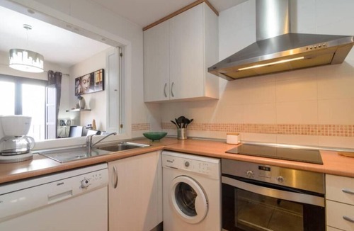 Velez de Benaudalla Apartment | Lujoso Apartamento Climatizado con Tres Piscinas, Parking Gratuito e Internet