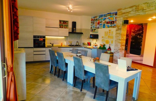 Merone Villa | Lukas Home – Entire Villa with Game Room, Private Garden, BBQ, Near the Lake