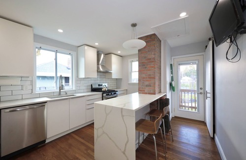 Everett Apartment | Luke 2 House, Stylish, Boston, Parking, Sleeps 8, Memorable