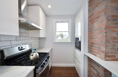 Everett Apartment | Luke 2 House, Stylish, Boston, Parking, Sleeps 8, Memorable