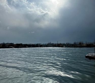 Dal Lake Apartment | luke damant place