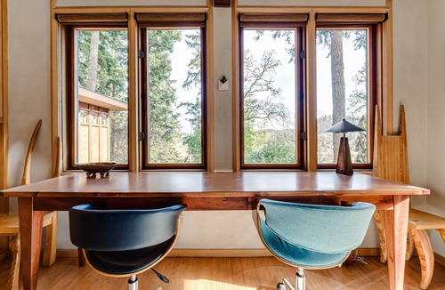 Fairmont House | Lumbermill Modern - Zen Sanctuary Near U Of O 3 Bedroom Home