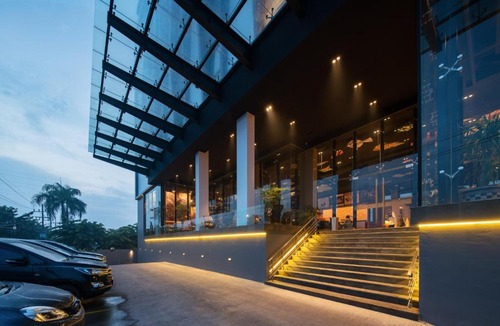Sidoarjo Hotel | Luminor Hotel Airport Sidoarjo By WH , Best Choice and Strategic Location with a Rooftop area in Town