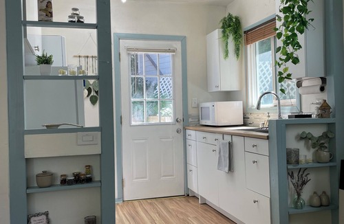Crestline Cottage | Luminous Hideaway & Restful Garden Retreat